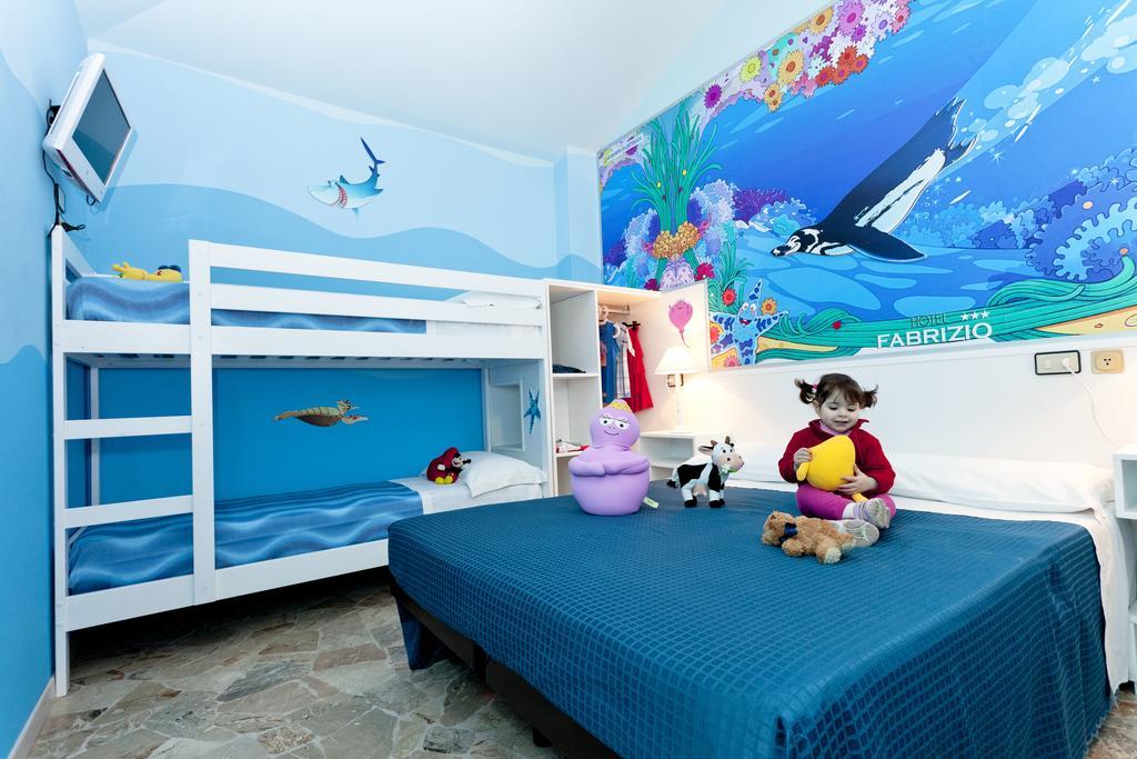 Hotel Fabrizio Римини Екстериор снимка