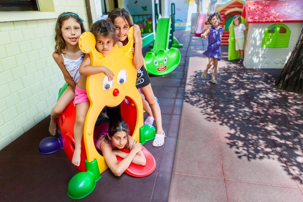 Hotel Fabrizio Римини Екстериор снимка