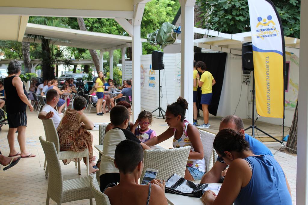 Hotel Fabrizio Римини Екстериор снимка