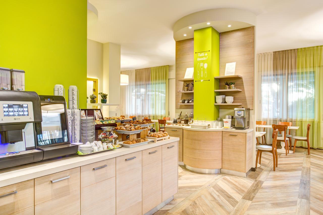 Hotel Fabrizio Римини Екстериор снимка