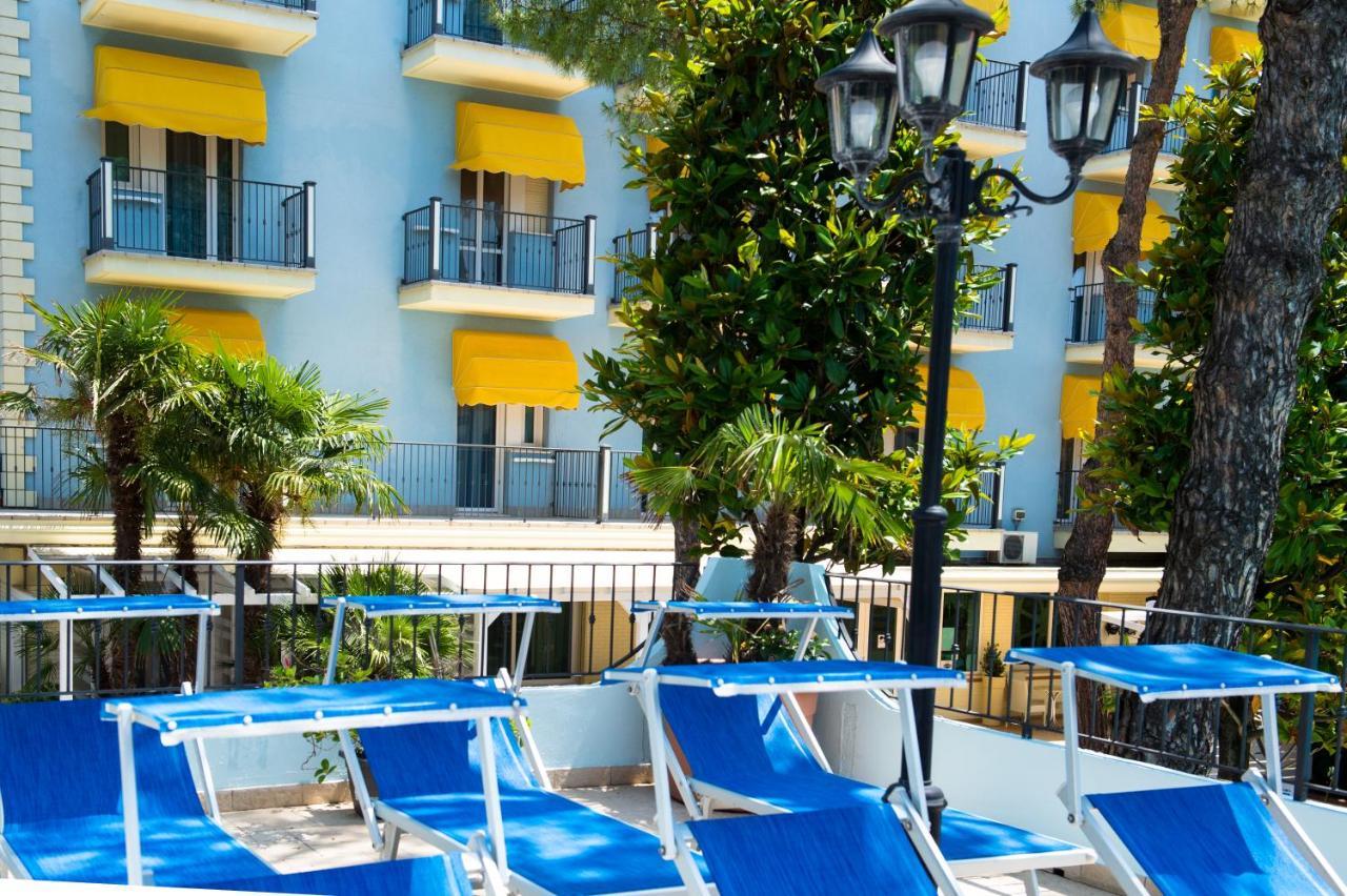 Hotel Fabrizio Римини Екстериор снимка
