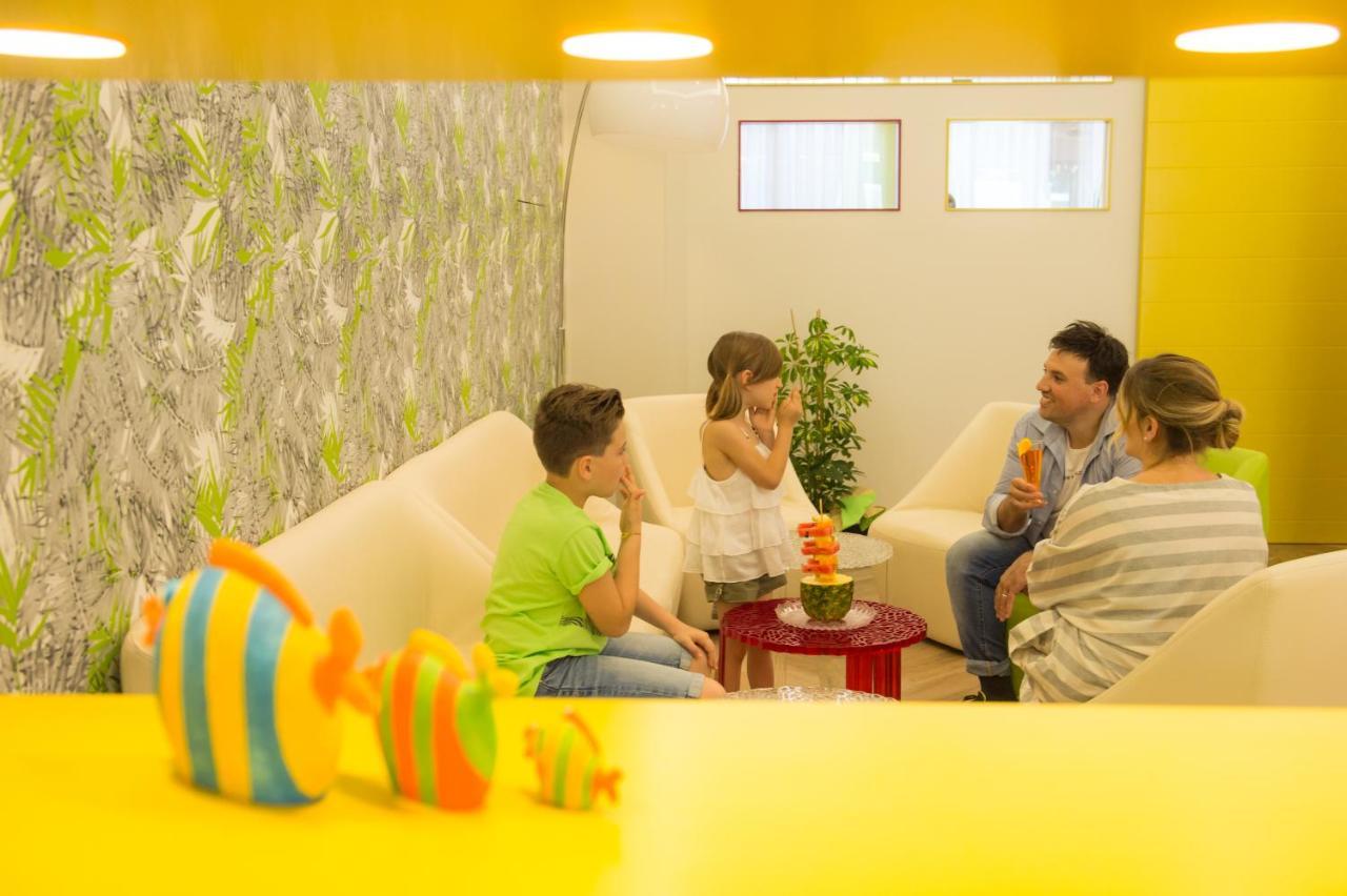 Hotel Fabrizio Римини Екстериор снимка