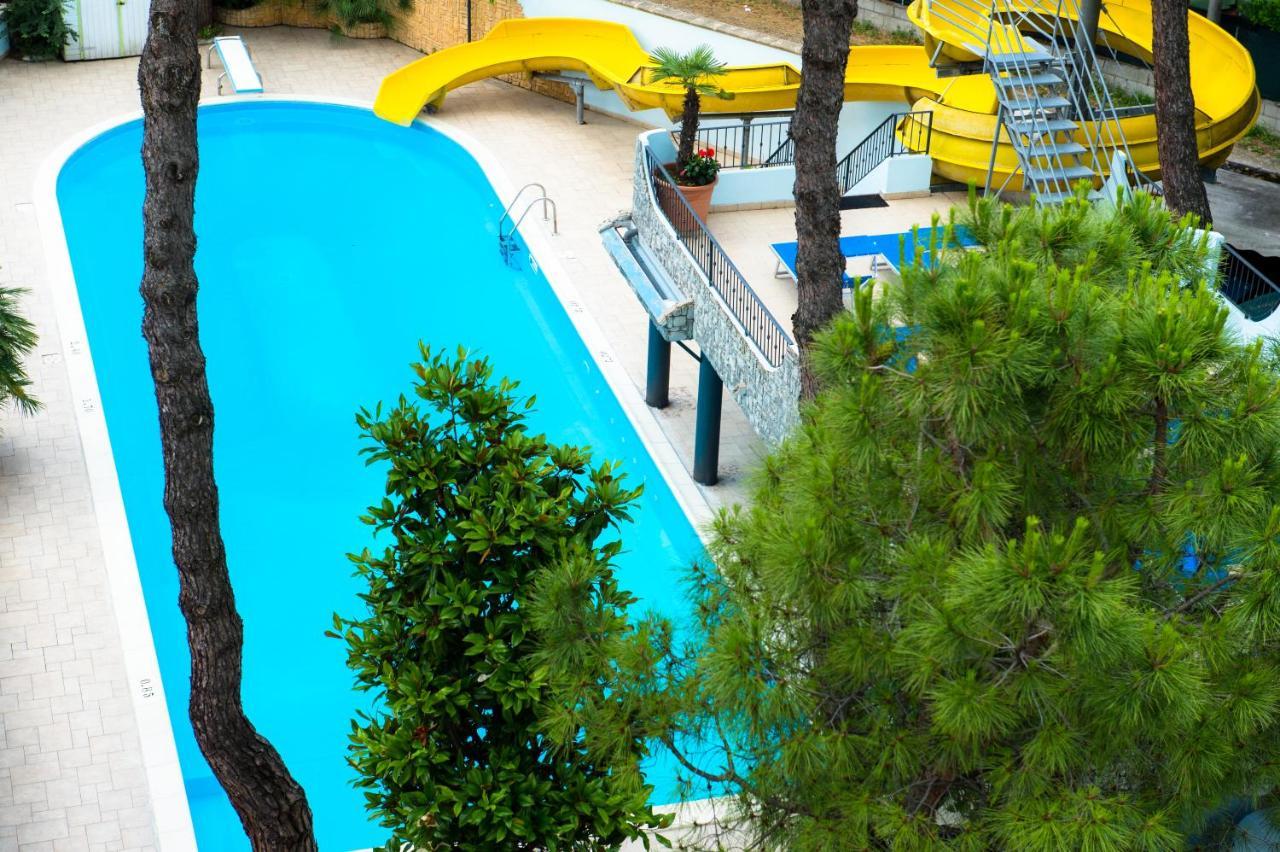 Hotel Fabrizio Римини Екстериор снимка