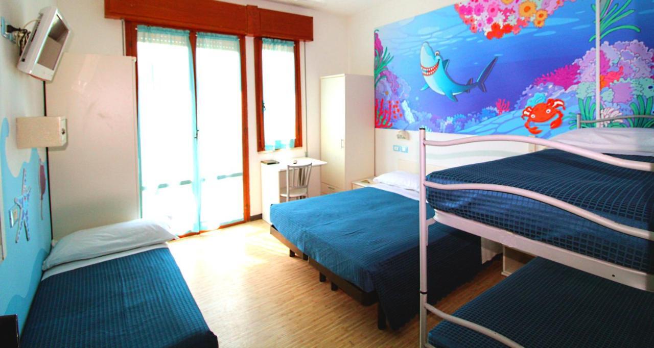 Hotel Fabrizio Римини Екстериор снимка