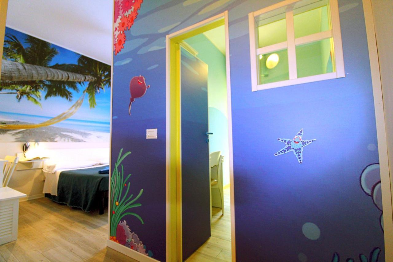 Hotel Fabrizio Римини Екстериор снимка